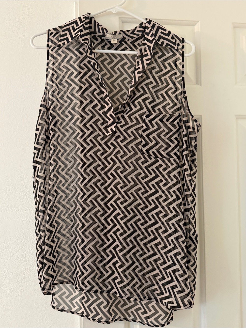 Sleeveless Pleione Geometric Print Blouse - Black and Cream